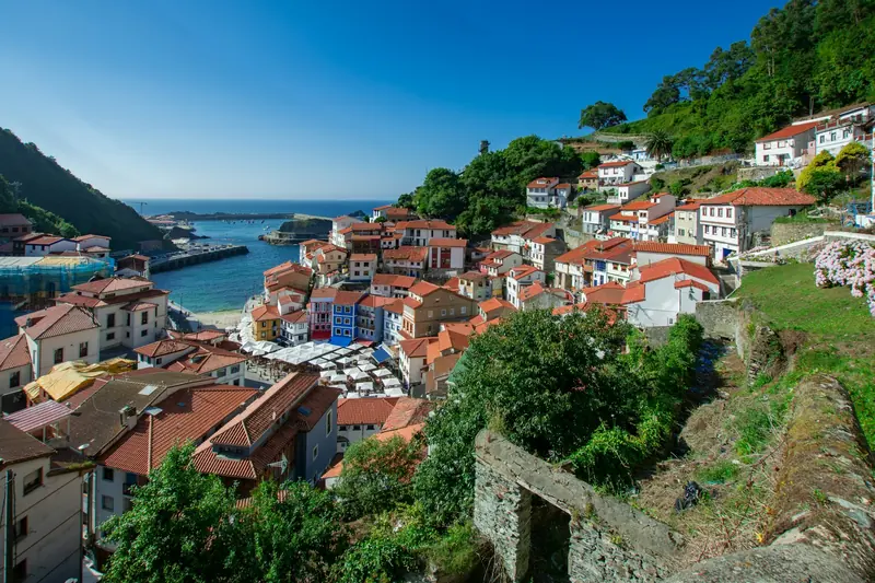 Casas junto a la costa verde de Asturias